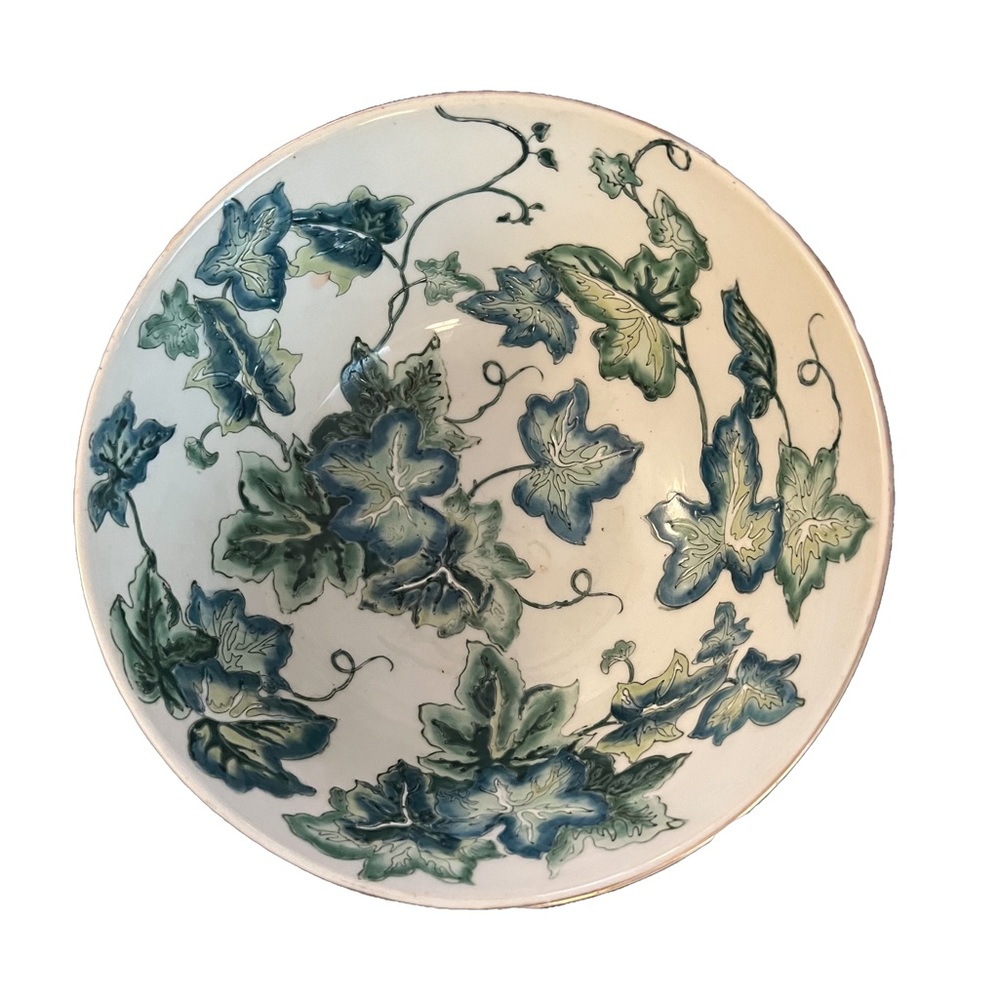 Asian Bowl with Bas-Relief Design of Ivy Leaves - Picture 3 of 12